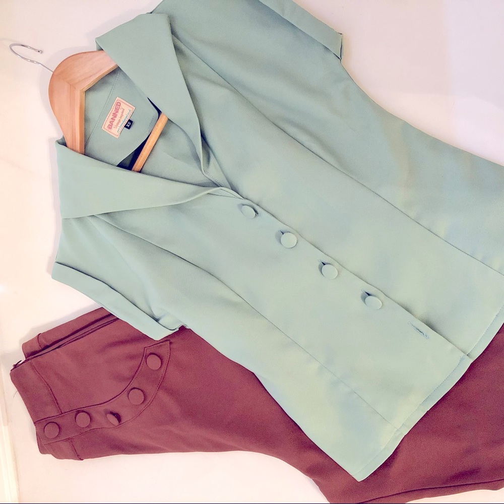Retro style button front fabulous collar top